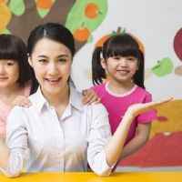 这是一个带孩子的非常愉快的十二生肖女孩。