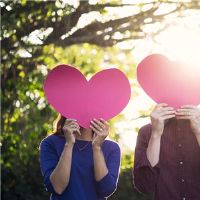 12个男人的妻子将妻子放进珍品,他把我的妻子带到了草丛中