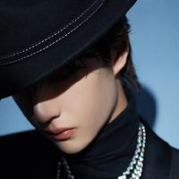 在内心的心中,脸上的泪水微笑着,人们陷入困境的星座