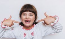 反复出现的梦境:梦到牙齿掉落,该如何解梦?