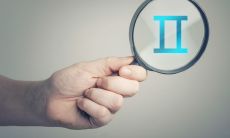 双子座内心烦扰的举动:显露出爱恋的痕迹