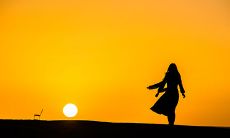 做梦见死去的亲人仍然存活的含义是什么?(梦见已逝亲人再次去世)