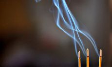 晚间进行香火祭祀:是慕求神灵加持或抵御邪气,而属牛的人今天打麻将的好运是否依旧如昔?