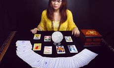 为什么有些人会相信占卜以及他们是否咨询过占卜师来了解最近是否有人对他们有意思?