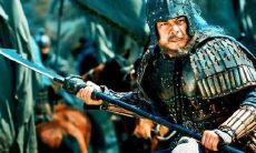 一个面相秀气的女人,却在横肉膨胀的面部拥有男性凶悍的神态