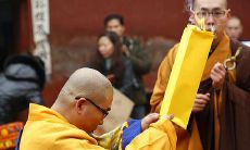 如何在网络上进行太岁祭祀,以及是否可以代替他人进行太岁祈福的仪式?