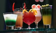 白羊座本命年瑞气满满,穿上枣红装扮,配上最适合的鸡尾酒,幸运指数UP!