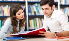 如何从紫薇角度分析梦见一个男生是否喜欢自己,并探究其配偶命盘特质?