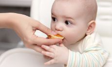 在给孩子起名字的时候,是否需要找人算命来决定名字呢?(Is it necessary to consult a fortune teller when naming a child?)