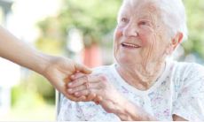 梦见已故长辈说话到底好不好(梦见去世的人活着还说话)