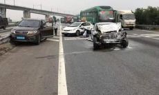 女人梦见自己开车撞车却没事(女人梦见自己开车追尾)