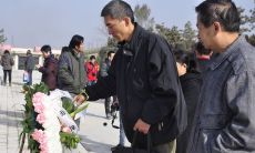 梦见死人活着跟我说话(梦到死去的长辈又活了)