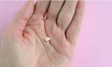 梦见一颗牙齿松动并吐出牙齿(梦见牙齿全部脱落并吐出来)