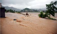 梦见特大洪水滚滚而来但成功躲过(梦见发洪水逃生成功)