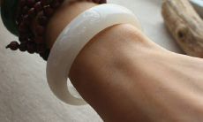 属蛇的女人适合佩戴什么(适合属马人长期佩戴的吉祥物)