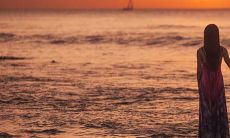 梦见和喜欢的人牵手拥抱(梦见喜欢的人和别人牵手)