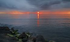 梦见死去的人在做菜(女人老是梦见死去的人)