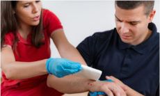 梦见很多蛇还被蛇咬了是什么征兆(女人梦见满地都是蛇还被蛇咬)