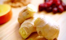 枕头下放什么东西招财(放什么在枕头底下招财)