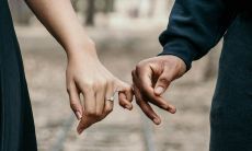 狮子座女孩子对待爱情(狮子座男生看到喜欢的女生哭)