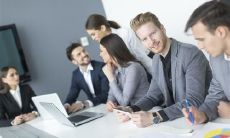 属鸡卯时出生的女孩命运如何(属鸡时辰出生的命运)