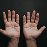 确定穷人的手，6种富人的富人手