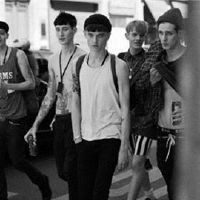 约会需要谨慎，这些星座男人将带一个朋友作为大炮