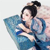 一旦你爱上了你，你就可以轻松地嫉妒星座，渴望和你在一起。