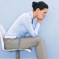 这位女士的哪一只手有一个金融事务丈夫