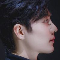 三个主要的口头笑起来，回头看，微笑着，让男人疯了