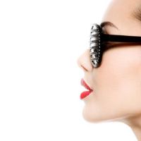 女性的眼睛很小，好，命运