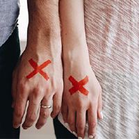 伤害官方女性生活和七个杀人的男人的八个字符吗？