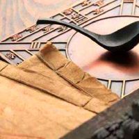 涧下水命五行缺什么？