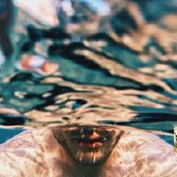 女人梦见自己落水意味着什么
