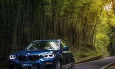 已婚女人梦见自己在驾驶座位上操作汽车，而非男性驾驶员的场景，可能暗示着她对于自我的掌控和主导权的强烈渴望和追求