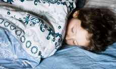 男孩属牛起名字，姓李，优先选取带有水和草的名字，而属猪的女孩最吉利的名字是什么？