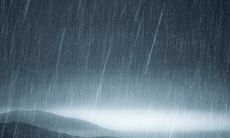 女性做梦：亲身体验漏雨淋湿床上被子的情景