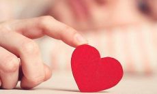 通过什么途径可以揭示两人前世的关联，以便更深入地了解彼此？