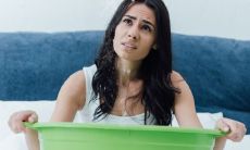 夜晚梦见瓢泼大雨，屋内无数漏洞滴水不断的可怕幻象