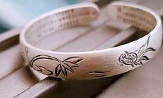 属羊人是否适合佩戴银质手镯？另外，作为属羊女，哪种手镯更适合搭配你的装扮呢？