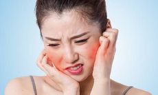 梦见自己掉了两颗牙齿，这意味着什么？可能代表的预示或含义是什么？