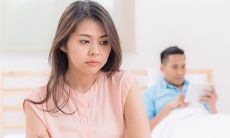 属鸡的人在六十五岁时拓展了婚外情，难以分离 (A 69-Year-Old Married Chicken Year Native Cannot Break Free from Extramarital Affair)