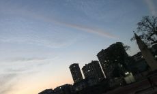 关于属蛇者家中玄关所宜挂置何种画作，你可选择何样的山水画来点缀其客厅墙面？