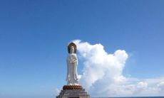 1997年普陀山南海观音像经过开光仪式后，身高迅速增长，显示出其神力无穷的神秘魅力！