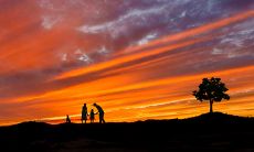 详尽周公解梦大全查询，了解梦境中亲人哭泣的涵义（以及如何解读梦境中亲人复活的象征意义）