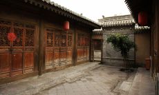 如何通过屋子的方位判断房间的吉凶位置并进行布置？