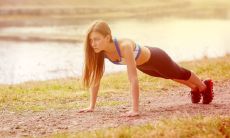 狮子座女性对感兴趣的对象展现冷淡态度，而狮子座男性则通过多种暗示方法表达情感