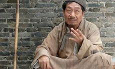 一个算命先生拦住了你他说少侠可要算上一卦（路上算命的追着我要给我算）