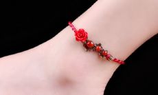 本命年红绳戴在脚上好还是手上好（本命年红绳戴哪个脚）