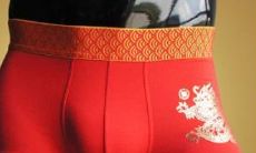 本命年红色物品谁买给好（女人过本命年谁送东西最好）